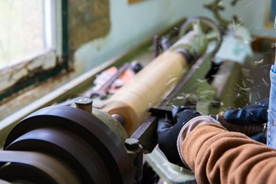 Atelier de madeira. Trabalho de torno braçal. Torneados em madeira para diferentes trabalhos. Actividade possível de realizar na quinta Workshops.